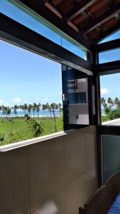 卡博迪圣阿戈斯蒂尼奥Cobertura com vista pro mar的客房设有海景大窗户。