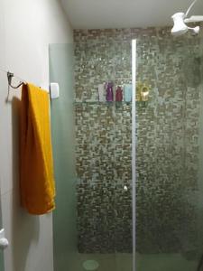 卡博迪圣阿戈斯蒂尼奥Cobertura com vista pro mar的浴室里设有玻璃门淋浴