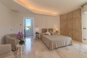 巴哈撒丁岛格兰德雷勒德努拉盖酒店的一间卧室配有一张床、一张沙发和一张桌子