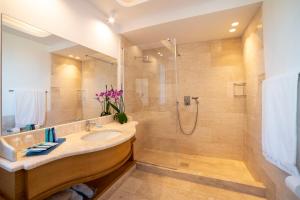 巴哈撒丁岛格兰德雷勒德努拉盖酒店的一间带水槽和淋浴的浴室