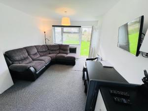 Brading2 Bedroom Chalet SB172, Sandown Bay, Isle of Wight, Free WiFi的带沙发和电视的客厅