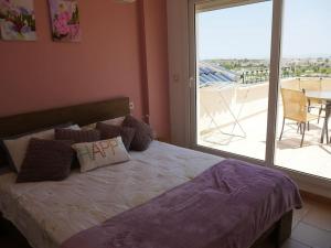 穆尔西亚Excelente Duplex en Altaona golf resort-piscinas的一间卧室设有一张床,享有阳台的景色