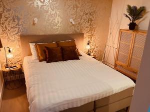 蒂尔堡Bed and Breakfast 013 city的一间卧室配有一张带白色床单的大床
