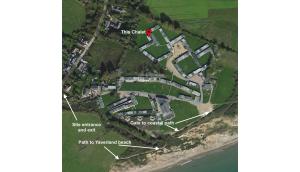 Brading2 Bedroom Chalet SB172, Sandown Bay, Isle of Wight, Free WiFi的海滩上一座大厦的地形图