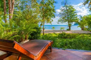 象岛奇瓦普利海滩度假酒店的一张长凳,位于一个享有海景的庭院
