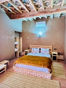 扎古拉Camping auberge palmeraie d'amezrou的一间卧室,卧室内配有一张大床