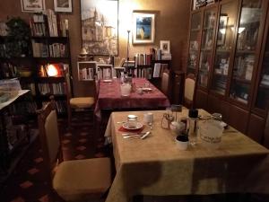 托里迪夸尔泰索洛卡萨艾琳住宿加早餐旅馆的用餐室配有2张桌子,房间配有书籍