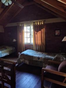 凡塔纳镇Complejo Caramelo的一间卧室设有两张床和窗户。