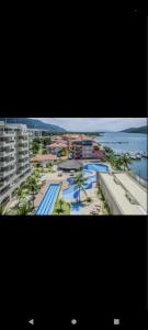 曼加拉蒂巴Apartamento no Hotel Porto Marina Mangaratiba的享有带游泳池的度假村的空中景致