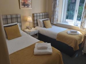 格兰奇奥沃桑茨埃尔顿旅馆的一间卧室设有两张床和窗户。