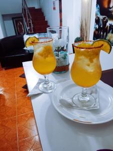 莫科阿Confort Putumayo的桌上的两杯橙汁