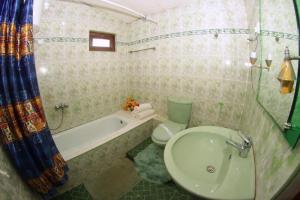 努沃勒埃利耶Heavenly Home Inn的带浴缸、卫生间和盥洗盆的浴室