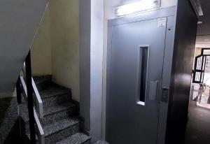 Santa Coloma de GramanetBravaholidays-831-Fabra-Barcelona的走廊上设有金属电梯,有楼梯