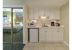 Myrtle Beach - Deluxe Studio Villa Retreat Resort - Special Offer Reserve Now!的厨房或小厨房