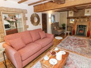 贝克韦尔Toll Bar Cottage的客厅配有沙发和桌子