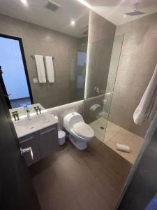 巴拿马城AmazINN Places Rooftop and Design Pool III的浴室配有卫生间、盥洗盆和淋浴。