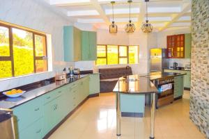 KingsmeadMt Pleasant - 4-Bed Villa in Harare Solar Power的一间设有蓝色橱柜和窗户的大厨房
