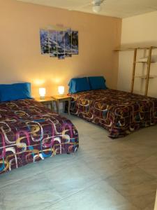 埃斯特利LA DOLCE VITA FRANCOPHONE的酒店客房设有两张床和一张桌子。
