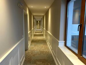 班斯科普雷戴拉2号公寓酒店的走廊上设有长长的走廊,设有窗户