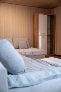 布里格Glishorn Blick的一间卧室配有两张床和一台冰箱