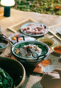 Ban Pha Saeng LangChiewlan Camp and Resort的桌子上放着一碗食物的桌子