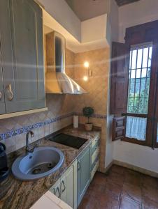 昆卡AT Casa de Alfonso VIII的厨房设有水槽和窗户。