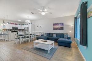 伊莎贝尔港Las Joyas Bayview Home的客厅配有蓝色的沙发和桌子