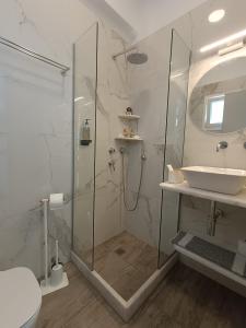 帕罗奇亚Cyclades Studios的带淋浴和盥洗盆的浴室