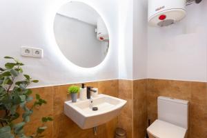 特拉萨Duplex with terrace near Bcn的浴室设有白色水槽和镜子