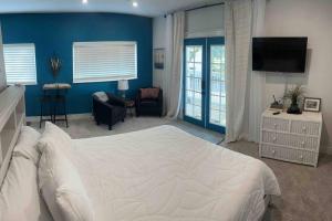 彭萨科拉Studio with Private Beach on Bayou Grande的卧室配有白色的床和蓝色的墙壁
