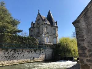 莫雷卢安河Deux pièces terrasse的河岸边的古老城堡