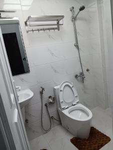 马斯喀特Kayan aprtment2的白色的浴室设有卫生间和水槽。