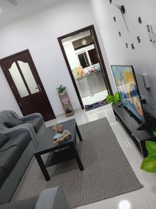 马斯喀特Kayan aprtment2的带沙发、桌子和镜子的客厅