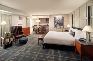 剑桥哈佛广场查尔斯酒店的酒店客房设有床和客厅。