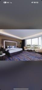 吉达Hoor Hotel的一间卧室设有一张大床和一个大窗户