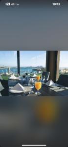 吉达Hoor Hotel的一张桌子和酒杯,享有海景