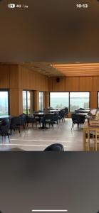 吉达Hoor Hotel的大型客房设有桌椅和窗户。