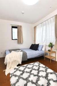 东京FL Residence Asakusa - Vacation STAY 15228的一间卧室配有一张床和地毯