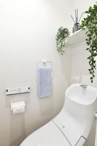 东京FL Residence Asakusa - Vacation STAY 15228的白色的浴室设有卫生间和水槽。