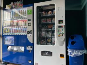 雾岛市InnCocoSumu？ - Vacation STAY 03071v的出售食品和饮料的蓝白自动售货机