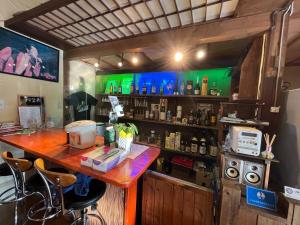 人吉Guest house HEART - Vacation STAY 04737v的一间酒吧,在房间里设有柜台