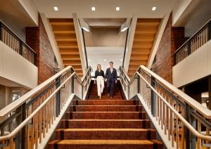 剑桥哈佛广场查尔斯酒店的走下楼梯的男人和女人