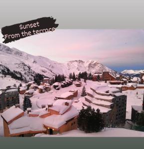 阿沃里亚兹Charmant T2 classé 3 étoiles, Les Crozats, Magnifique vue montagne的一座被雪覆盖的小镇,以群山为背景