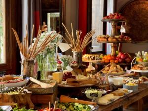 阿拉恰特奥拉夫亚酒店的自助餐,餐桌上有许多不同类型的食物