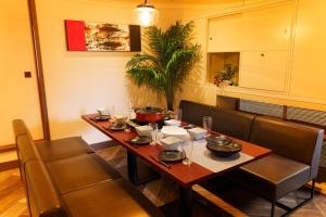 别府Kiseki no Aoi Tennenonsen - Vacation STAY 15697的餐桌、椅子和桌子