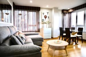 卢戈Muralla & Views的客厅配有沙发和桌子