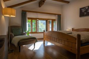 劳特布龙嫩Chalet Elza的卧室配有床、椅子和窗户。