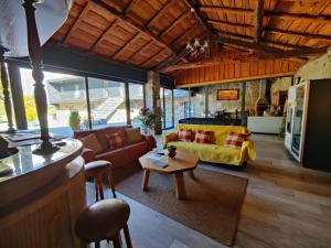 瓜尔达Alqueiturismo - Casas de Campo的客厅配有黄色的沙发和桌子