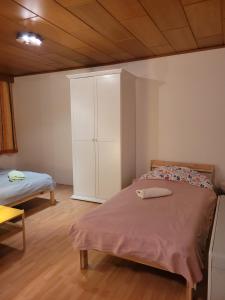 米尔茨楚施拉格Ferienwohnung Max的一间卧室配有床和白色橱柜