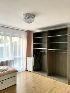 什切青Beautiful rooms in Szczecin - parking Gratis的一间卧室配有带黑色架子的大衣柜